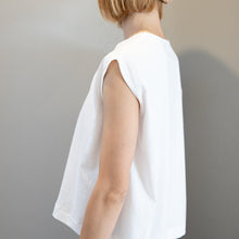 画像をギャラリービューアに読み込む, Sleeveless tops in White