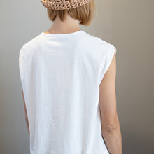 画像をギャラリービューアに読み込む, Sleeveless tops in White