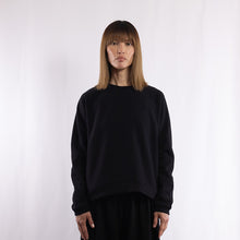 画像をギャラリービューアに読み込む, Cotton/Wool crew neck sweat in Black