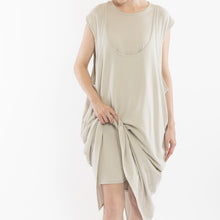 Load image into Gallery viewer, Scalloped no-sleeve tunic in Light gray