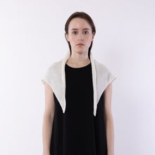 画像をギャラリービューアに読み込む, Knitted triangle shawl in White