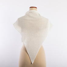 画像をギャラリービューアに読み込む, Knitted triangle shawl in White