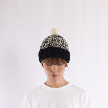 画像をギャラリービューアに読み込む, Hand knitted bulky pompom beanie in Black x Ivory