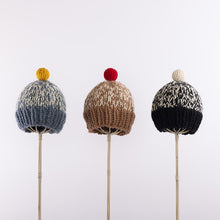 画像をギャラリービューアに読み込む, Hand knitted bulky pompom beanie in Camel x Red