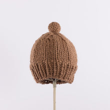 画像をギャラリービューアに読み込む, Hand knitted bulky pompom beanie in Camel