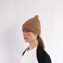 画像をギャラリービューアに読み込む, Hand knitted bulky pompom beanie in Camel
