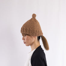 画像をギャラリービューアに読み込む, Hand knitted bulky pompom beanie in Camel
