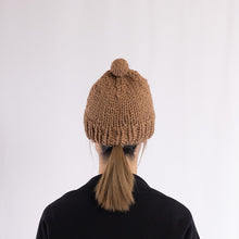 画像をギャラリービューアに読み込む, Hand knitted bulky pompom beanie in Camel