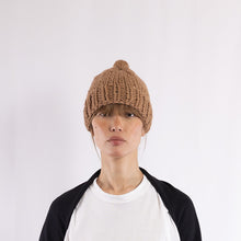 画像をギャラリービューアに読み込む, Hand knitted bulky pompom beanie in Camel