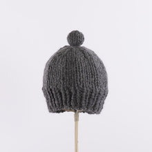 画像をギャラリービューアに読み込む, Hand knitted bulky pompom beanie in Gray