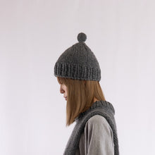 画像をギャラリービューアに読み込む, Hand knitted bulky pompom beanie in Gray