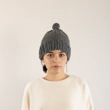 画像をギャラリービューアに読み込む, Hand knitted bulky pompom beanie in Gray