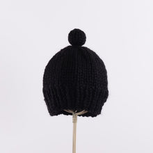 画像をギャラリービューアに読み込む, Hand knitted bulky pompom beanie in Black