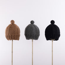 画像をギャラリービューアに読み込む, Hand knitted bulky pompom beanie in Black