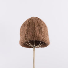 画像をギャラリービューアに読み込む, Hand knitted bell shaped beanie in Camel