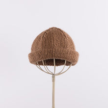 画像をギャラリービューアに読み込む, Hand knitted bell shaped beanie in Camel