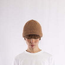 画像をギャラリービューアに読み込む, Hand knitted bell shaped beanie in Camel