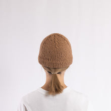 画像をギャラリービューアに読み込む, Hand knitted bell shaped beanie in Camel