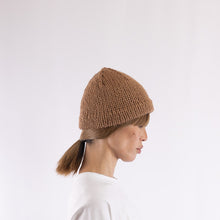 画像をギャラリービューアに読み込む, Hand knitted bell shaped beanie in Camel