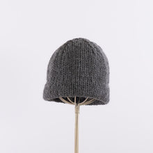 画像をギャラリービューアに読み込む, Hand knitted bell shaped beanie in Gray