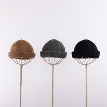画像をギャラリービューアに読み込む, Hand knitted bell shaped beanie in Camel