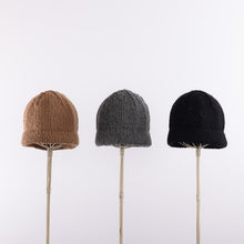 画像をギャラリービューアに読み込む, Hand knitted bell shaped beanie in Camel