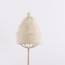 画像をギャラリービューアに読み込む, Purl stitch beanie with crocheted mini pompom in Natural