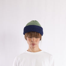 画像をギャラリービューアに読み込む, Reversible shallow beanie in Navy x Sage