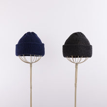 画像をギャラリービューアに読み込む, Reversible shallow beanie in Navy x Sage