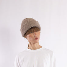 画像をギャラリービューアに読み込む, Baby alpaca mix purl stitch round beanie in Taupe