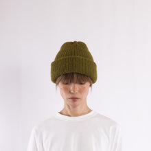 画像をギャラリービューアに読み込む, Baby alpaca mix a simple fluffy beanie in Olive