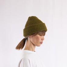 画像をギャラリービューアに読み込む, Baby alpaca mix a simple fluffy beanie in Olive