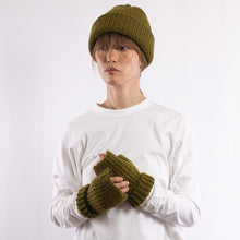 画像をギャラリービューアに読み込む, Baby alpaca mix a simple fluffy beanie in Olive