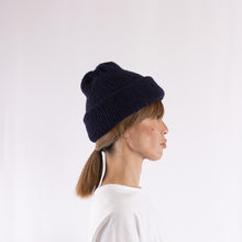 画像をギャラリービューアに読み込む, Baby alpaca mix a simple fluffy beanie in Navy