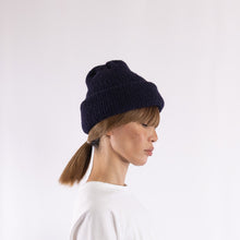 画像をギャラリービューアに読み込む, Baby alpaca mix a simple fluffy beanie in Navy