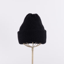 画像をギャラリービューアに読み込む, Baby alpaca mix a simple fluffy beanie in Black