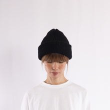 画像をギャラリービューアに読み込む, Baby alpaca mix a simple fluffy beanie in Black