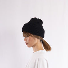 画像をギャラリービューアに読み込む, Baby alpaca mix a simple fluffy beanie in Black