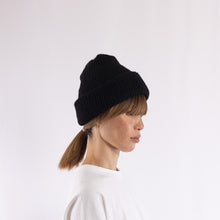 画像をギャラリービューアに読み込む, Baby alpaca mix a simple fluffy beanie in Black