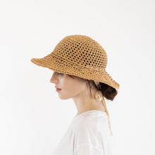 画像をギャラリービューアに読み込む, Rough Crocheted wide brim hat in Tan