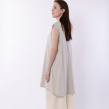 画像をギャラリービューアに読み込む, Scalloped no-sleeve tunic in Light gray
