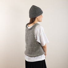 Load image into Gallery viewer, Wool/Alpaca roving yarn hand knitted tank in Gray
