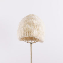 画像をギャラリービューアに読み込む, Wool/Alpaca roving yarn hand-knitted bell shaped beanie in Ivory
