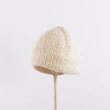 画像をギャラリービューアに読み込む, Wool/Alpaca roving yarn hand-knitted bell shaped beanie in Ivory
