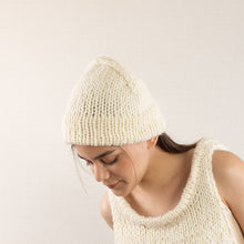 画像をギャラリービューアに読み込む, Wool/Alpaca roving yarn hand-knitted bell shaped beanie in Ivory
