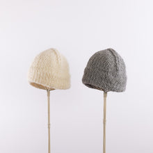 画像をギャラリービューアに読み込む, Wool/Alpaca roving yarn hand-knitted bell shaped beanie in Gray
