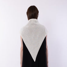 画像をギャラリービューアに読み込む, Knitted triangle shawl in White
