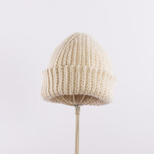 画像をギャラリービューアに読み込む, Wool/Alpaca roving yarn hand-crocheted big rib beanie in Ivory
