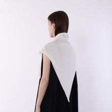 画像をギャラリービューアに読み込む, Knitted triangle shawl in White
