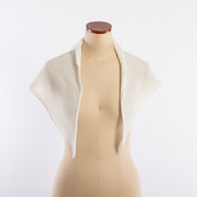画像をギャラリービューアに読み込む, Knitted triangle shawl in White
